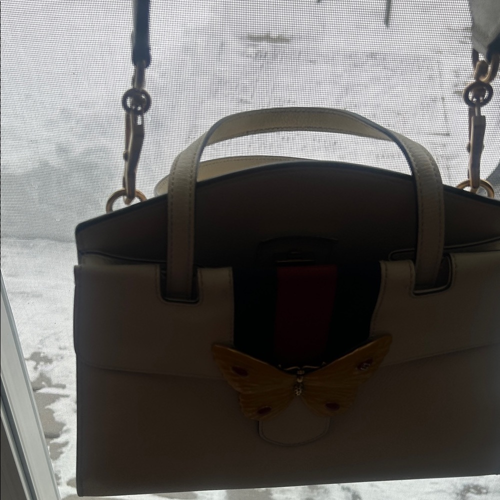 Gucci Elegant Cream Handbag with Butterfly Accent and Gucci Strap - Picture 11 of 12